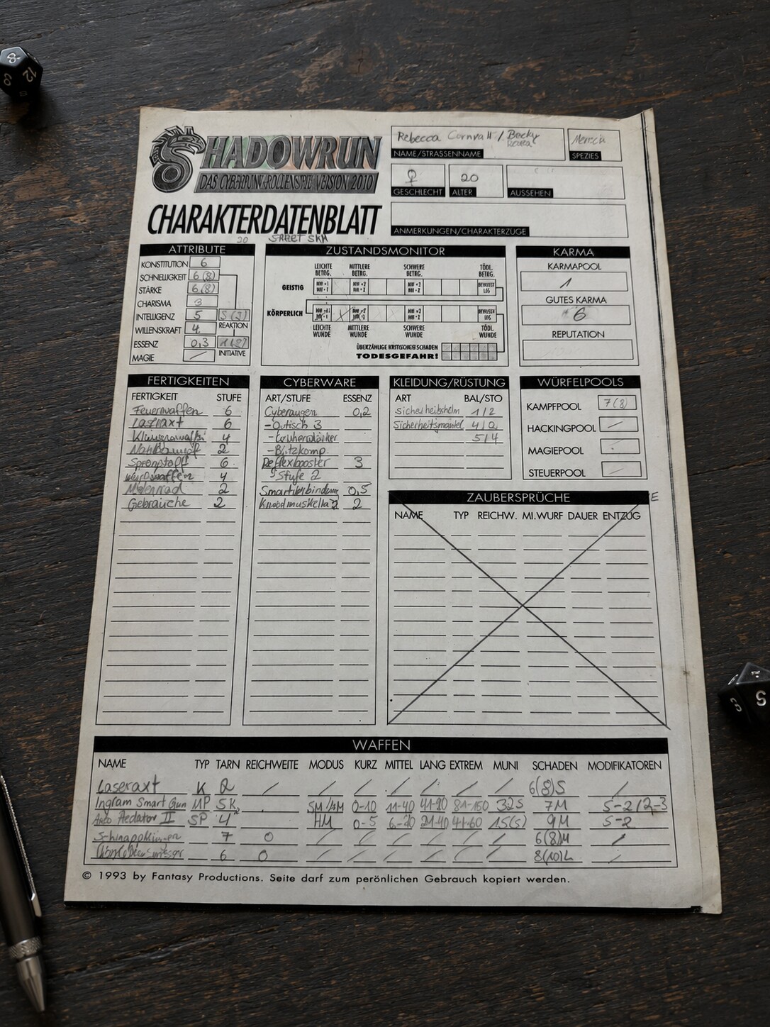 Alter, handschriftlich ausgefüllter Shadowrun-Charakterbogen